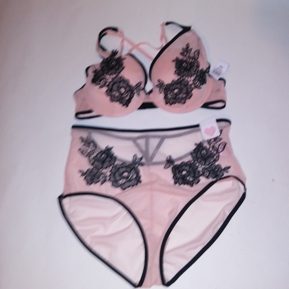 Bra and Panty Set‎ - Picture 3 of 8